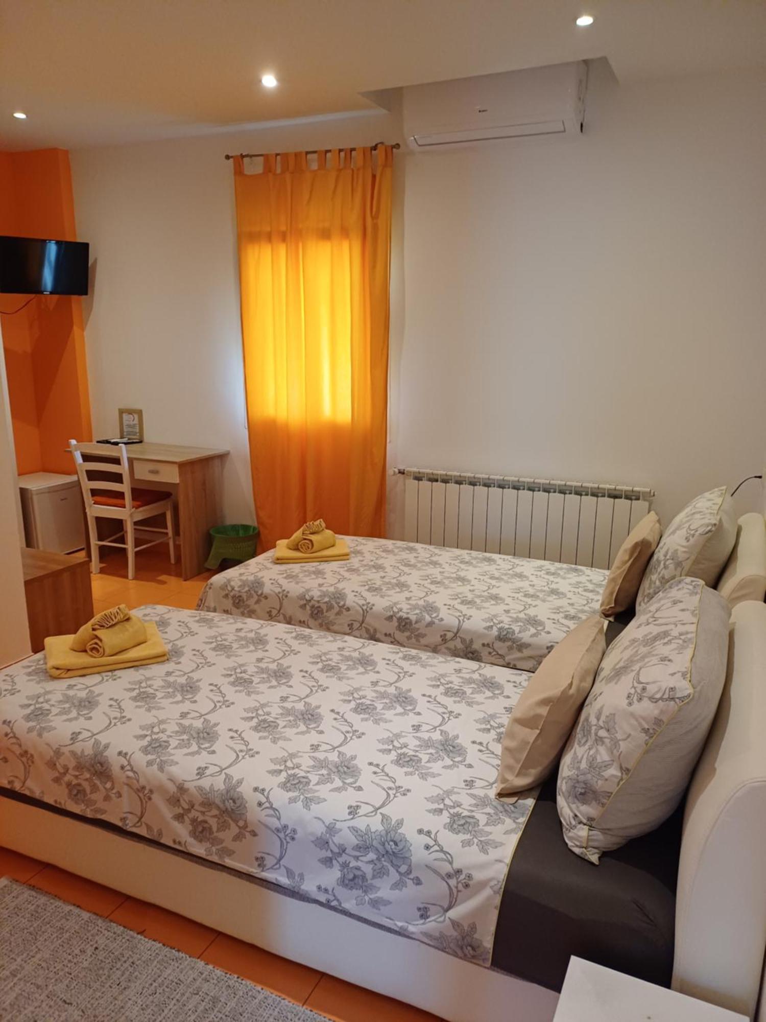 Guest House Slatki Snovi Knin Buitenkant foto